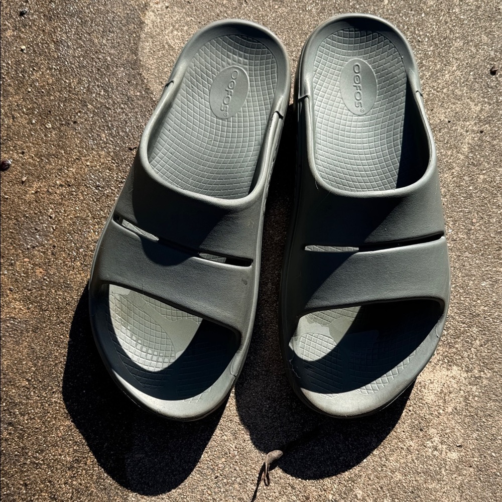 OOFOS Men's Gray Loafers & Slip-Ons